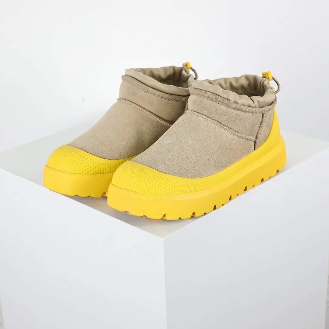 Copy price 💰700 Core recommendation Good price It is a very suitable choice for home furnishings. In recent years, uug has launched a series of styles, which are partial to the preferences of young consumers and have also moved to the forefront of fashion trends. Shoe body material: water-repellent coated suede upper, 17mm UGGPURE™ implantable wool insole, lightweight non-slip and comfortable rubber outsole, with brand LOGO and trademark. Comes with a full set of packaging. Size: 35 36 37 38 3940 41 42 43 44 45